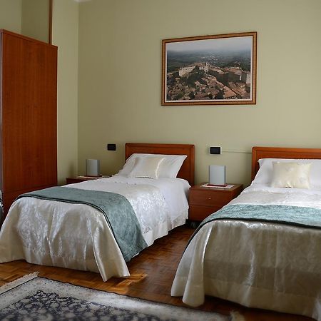 Hotel La Fenice Chiari Luaran gambar