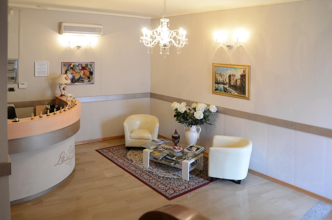 Hotel La Fenice Chiari Luaran gambar