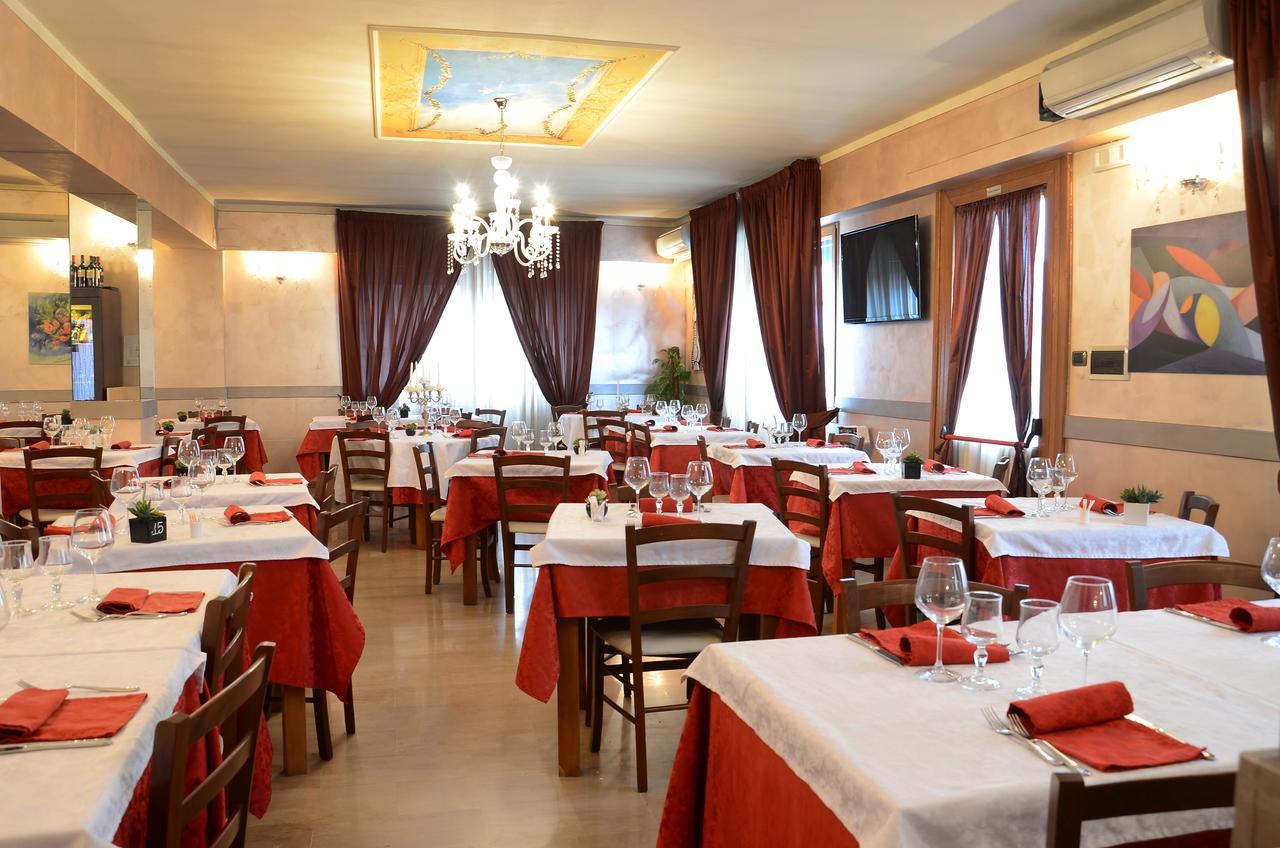 Hotel La Fenice Chiari Luaran gambar